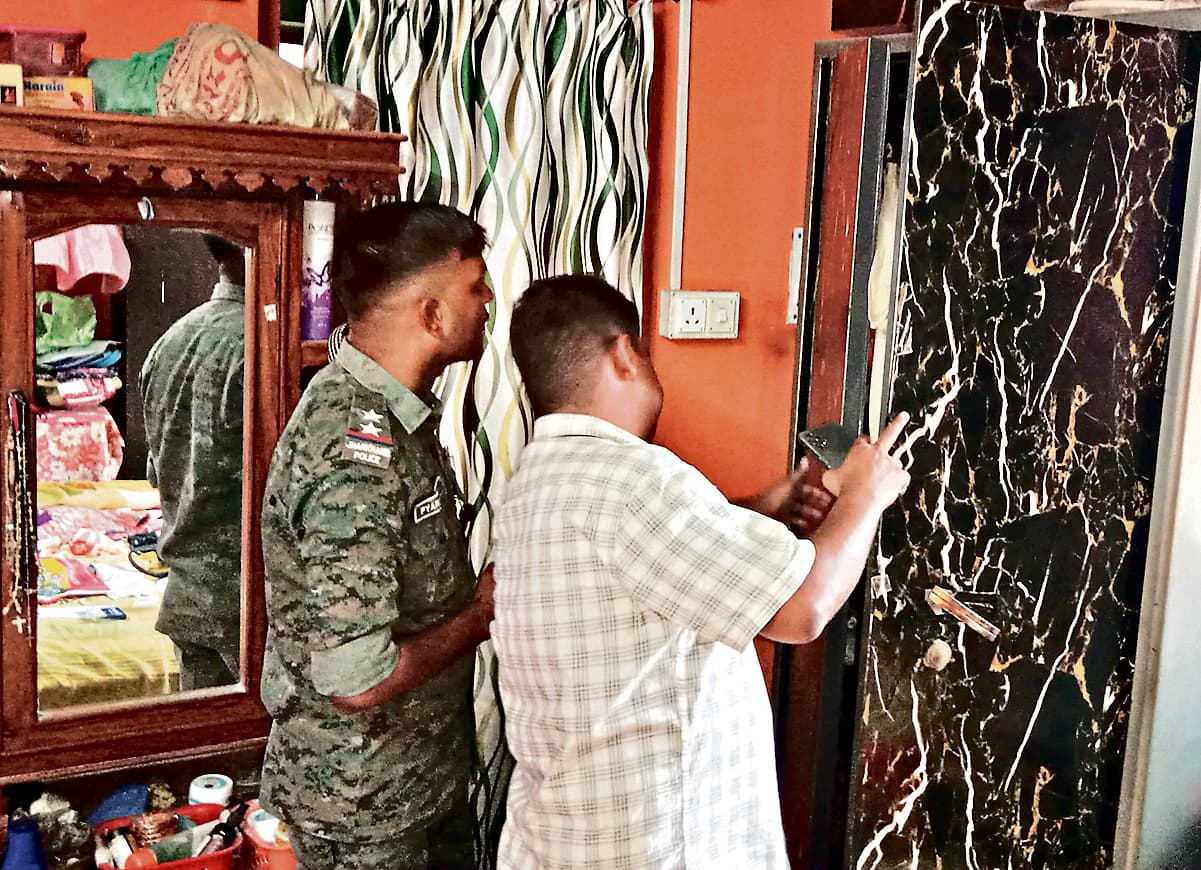 Chaibasa News : दो फ्लैट में दिनदहाड़े लाखों की चोरी