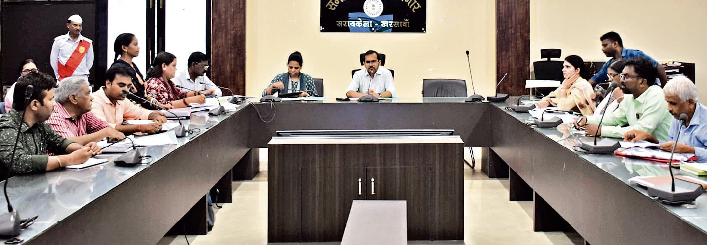 Seraikela News : योजनाओं के क्रियान्वयन में जवाबदेही तय करें