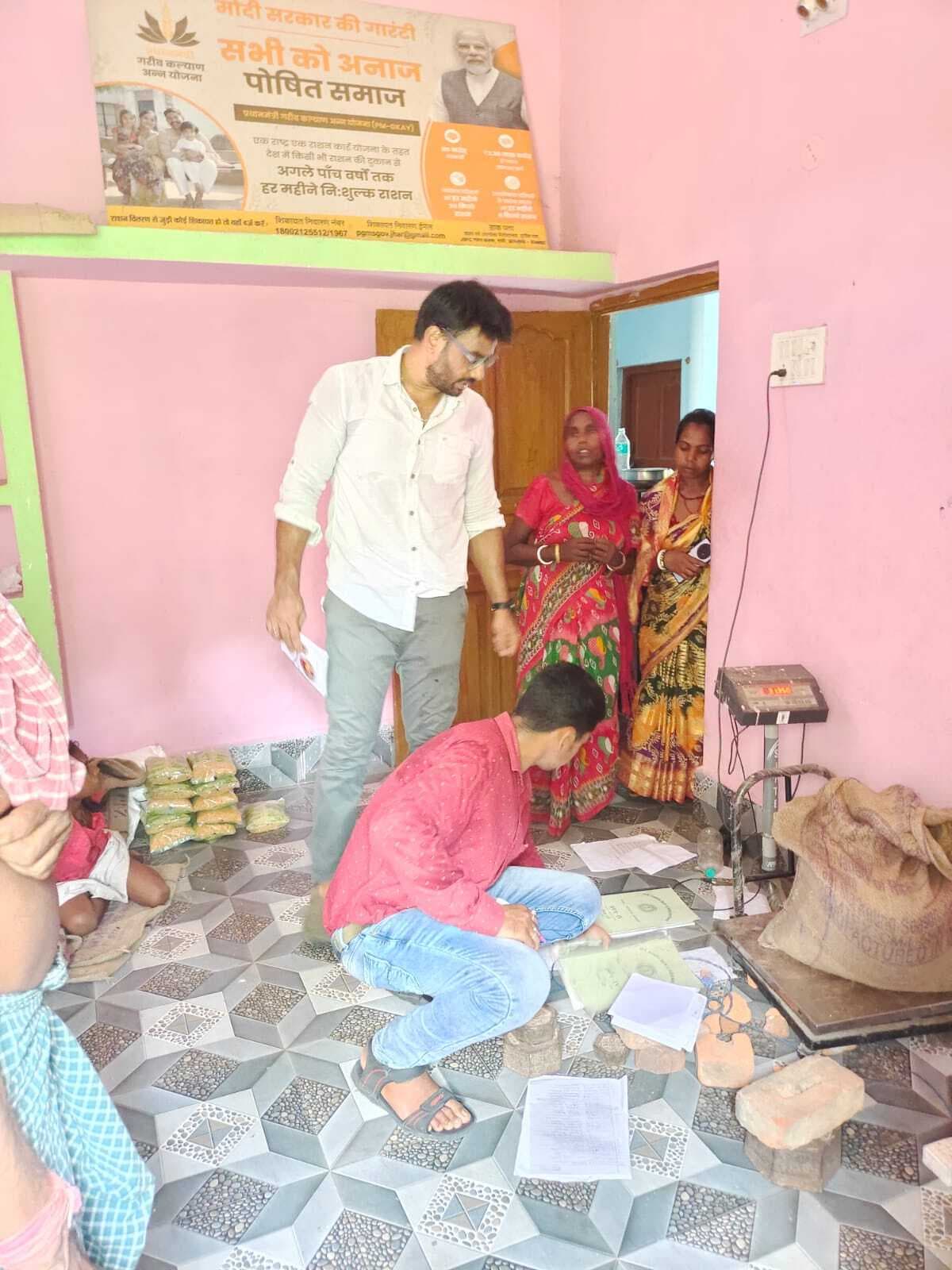 Seraikela Kharsawan News : जविप्र दुकान में मिली अनियमितता, शोकॉज