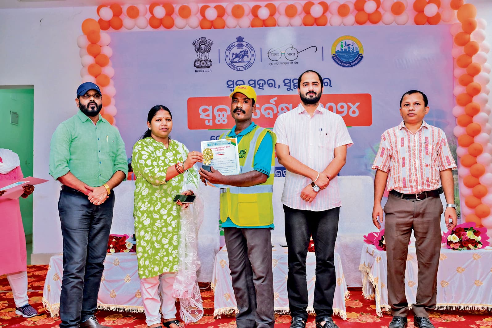 Rourkela News: आरएमसी ने सफाई कर्मचारियों के सम्मान में भोज का आयोजन किया