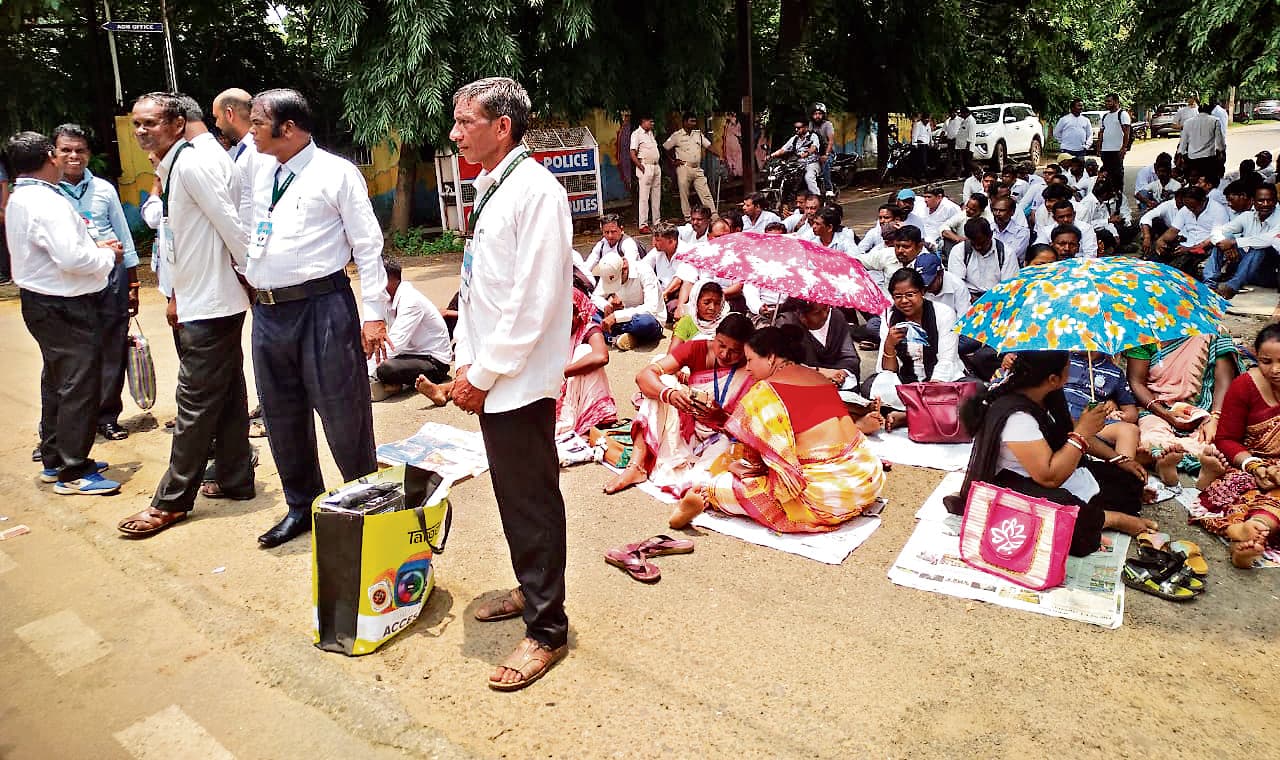 Rourkela News: 12 साल बाद भी विस्थापितों को नहीं मिली नौकरी, प्रदर्शन कर जताया विरोध