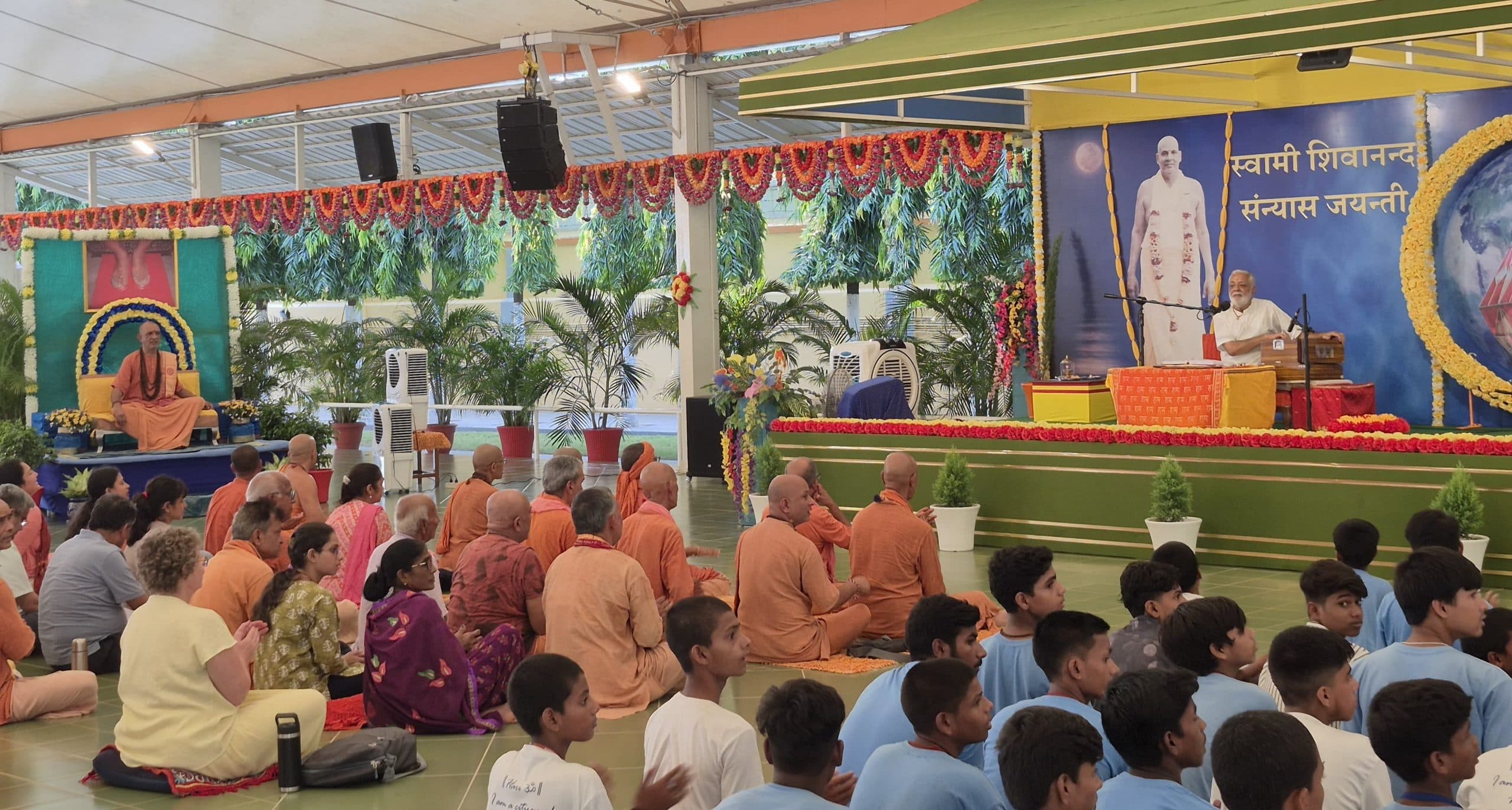 कष्ट देखकर करुणा से भर जाता संतों का हृदय