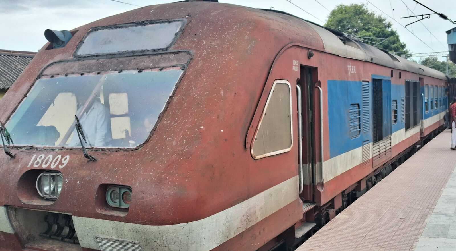 रैक लेट पहुंचने पर पांच डेमू ट्रेनों का हुआ विलंब परिचालन, दो ट्रेनों को किया गया रीशेड्यूल