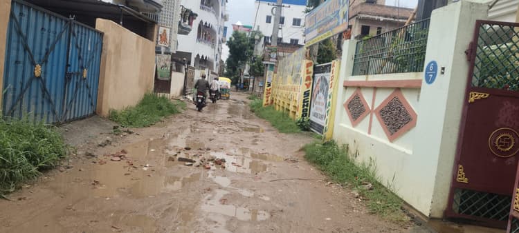 बेऊर में सड़क व नाले की बदहाली बनी आफत