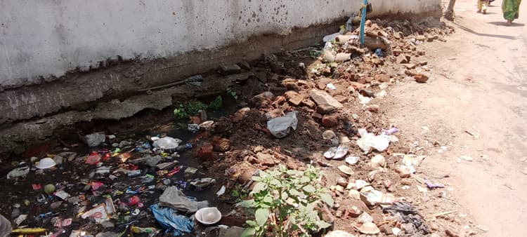 स्लॉटर हाउस से नाले में बहाया जा रहा रक्त, नाले किया बंद