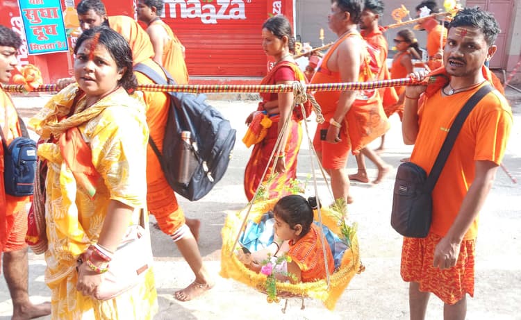 Bhagalpur news बेटी को बाबा का आशीर्वाद मानकर कांवर में लेकर निकले दंपती