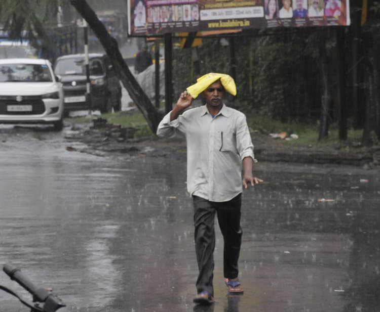 Dhanbad News: दिन भर धूप, शाम में बारिश से मिली राहत