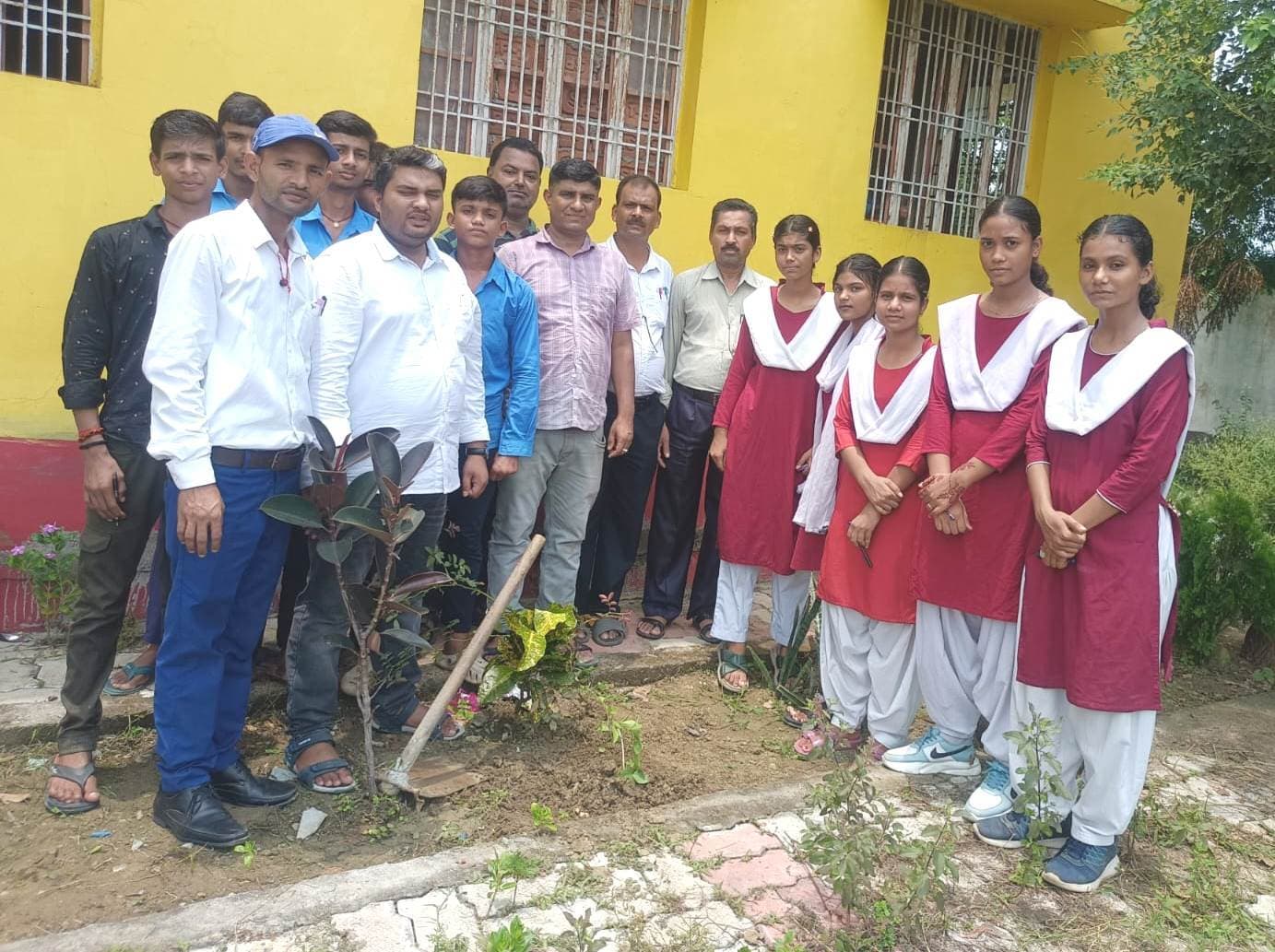 विद्यालय परिसर में छात्र-छात्राओं ने किया पौधारोपण