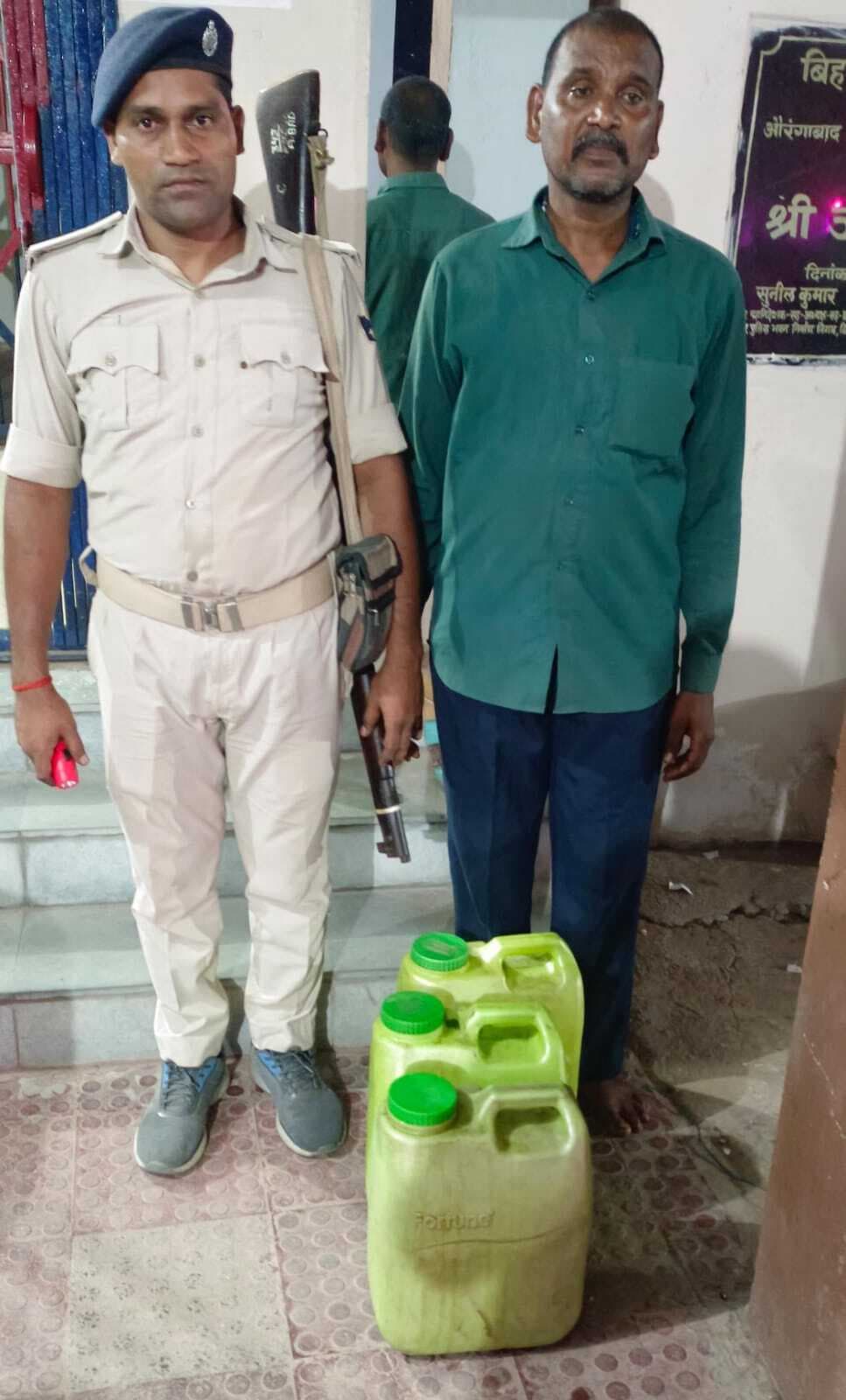 दवा के नाम पर बनाता था शराब, पुलिस ने दबोचा