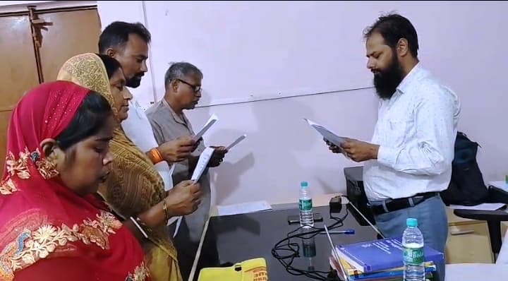 पंचायत  के उपचुनाव में निर्वाचित जनप्रतिनिधियों को  बीडीओ ने दिलायी शपथ