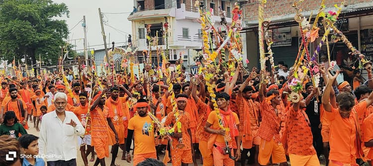 चेनारी से कांवरियों का जत्था बक्सर के लिए रवाना