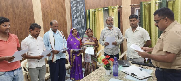 Motihari: नवनिर्वाचित पंचायत प्रतिनिधि को बीडीओ ने शपथ दिलाई
