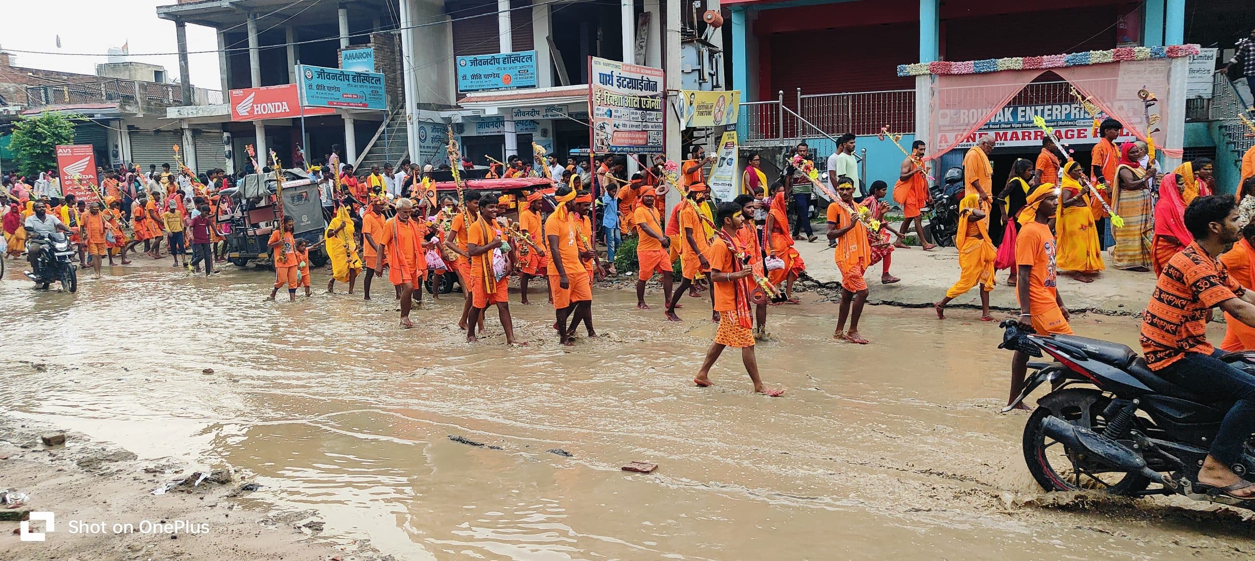 सड़क पर जमे गंदे पानी से गुजरे कांवरिया, दिखा आक्रोश