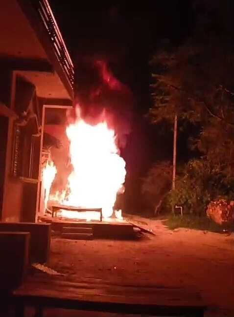 Samastipur : बदमाशों ने दरवाजे पर चढ़कर फूंकी बाइक, गृहस्वामी से मांगी रंगदारी