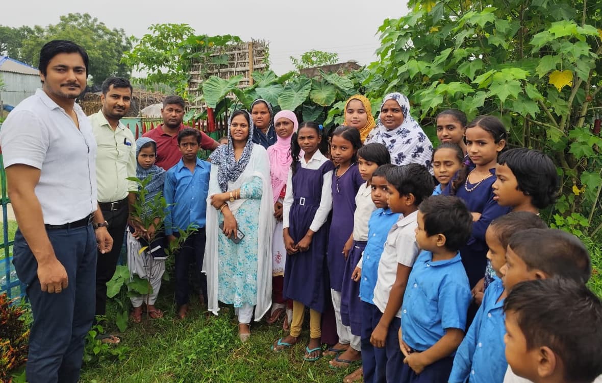 पौधारोपण के साथ नव पदस्थापित शिक्षकों ने दिया योगदान