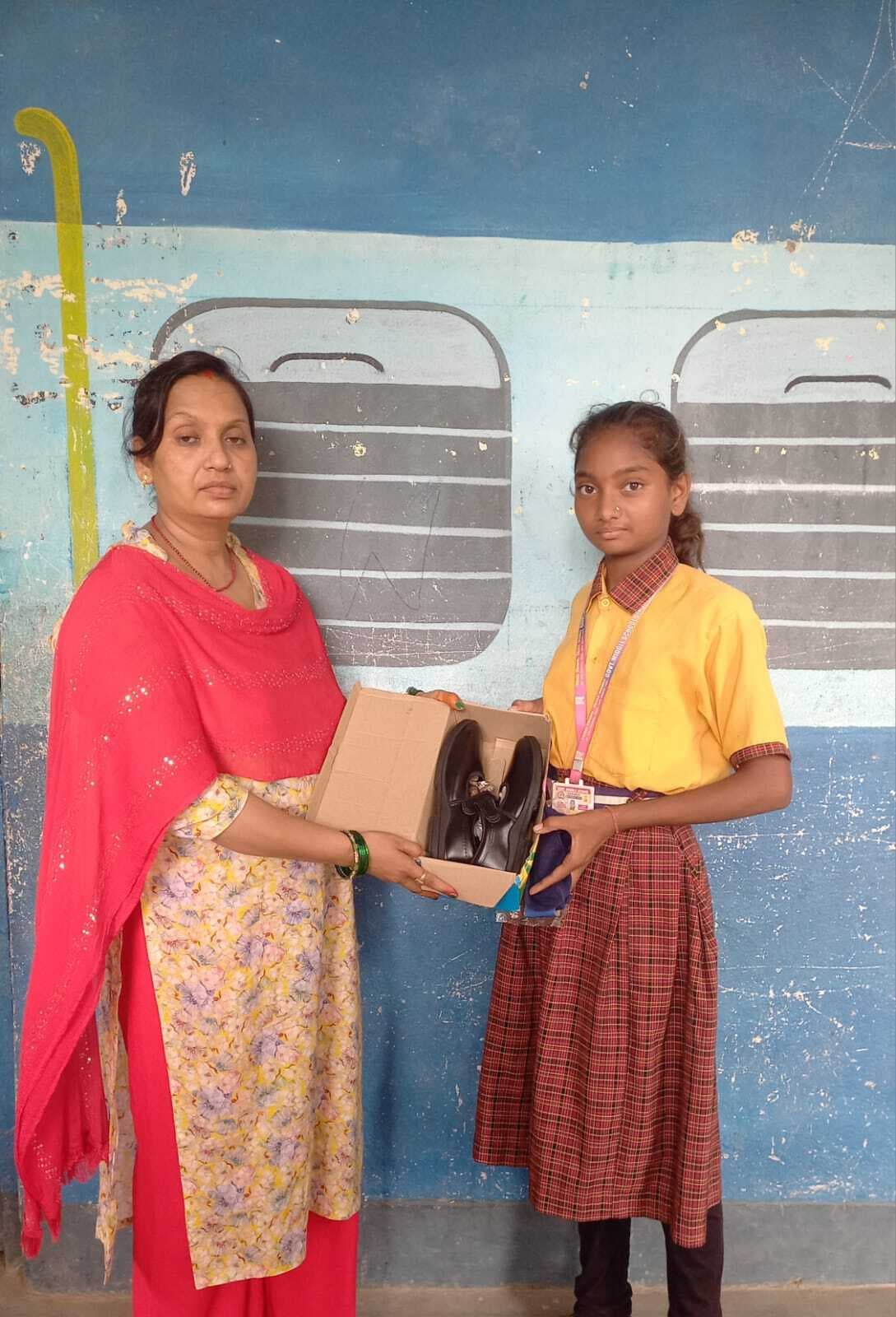 छात्रा की बेबसी को शिक्षिका ने समझी, भेंट की जूती