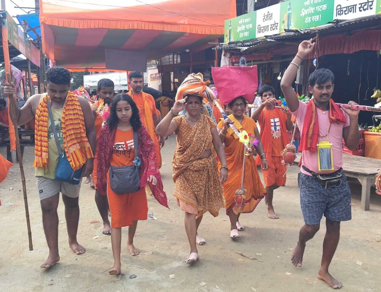 ‘बोलबम का नारा है, बाबा एक सहारा है’ के नारों से गूंज रहा पथ