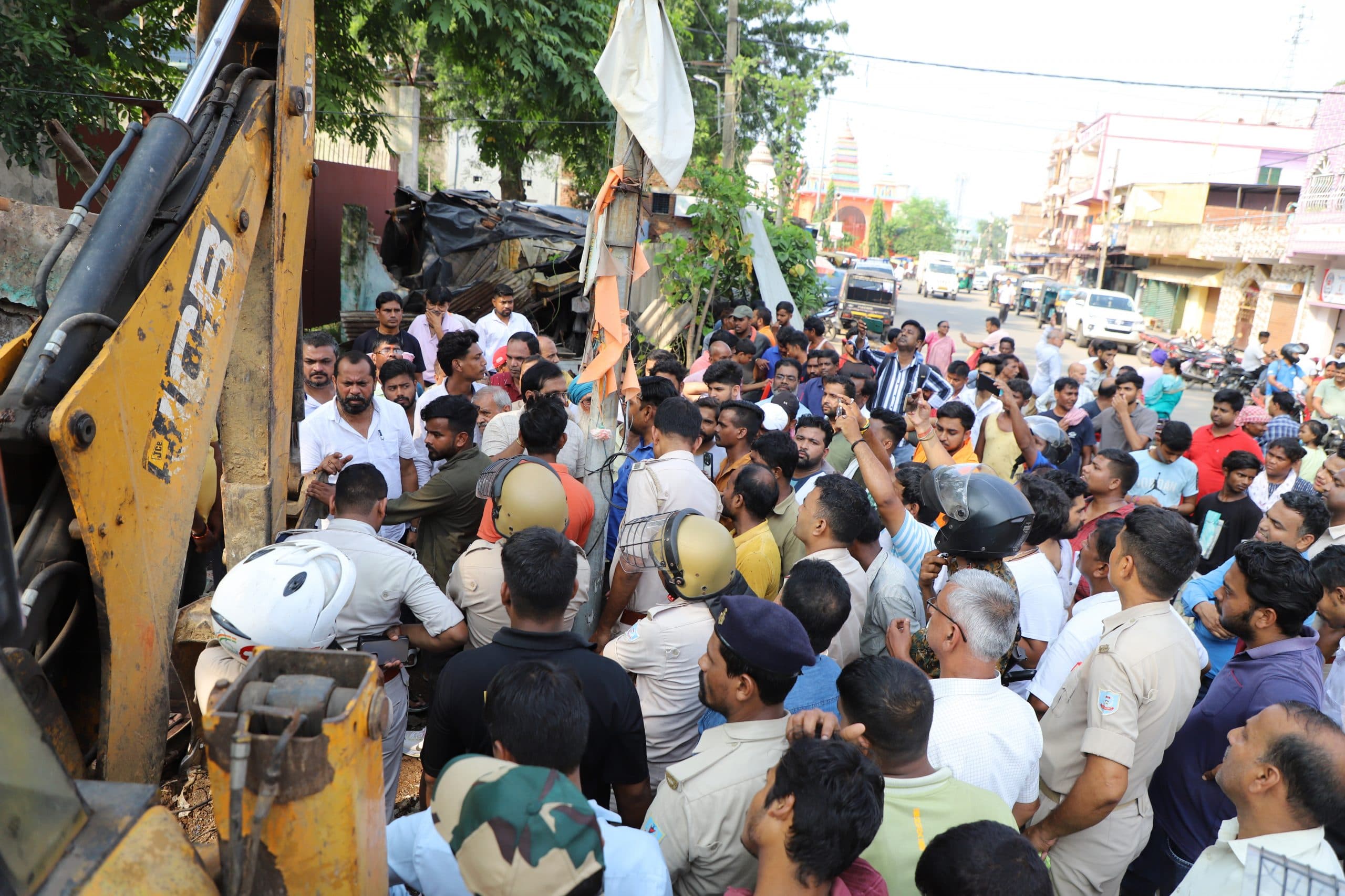 Jamshedpur News : मणिपाल मेडिकल कॉलेज के पास हटाया गया अतिक्रमण, तोड़ी गयीं 9 दुकानें