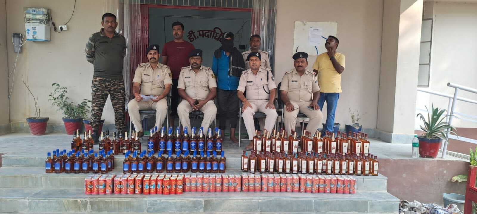 161 लीटर शराब के साथ तीन तस्कर गिरफ्तार, ऑटो व दो बाइक जब्त