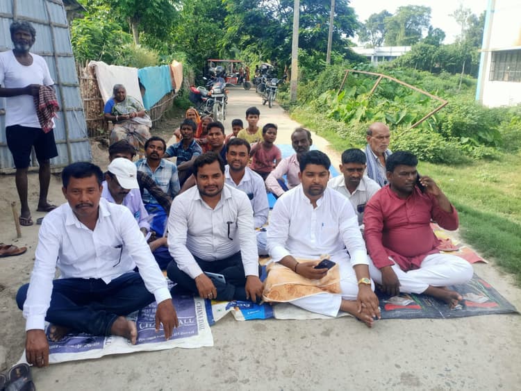 बिजली आपूर्ति की बदहाल स्थिति के विरोध में दिया धरना