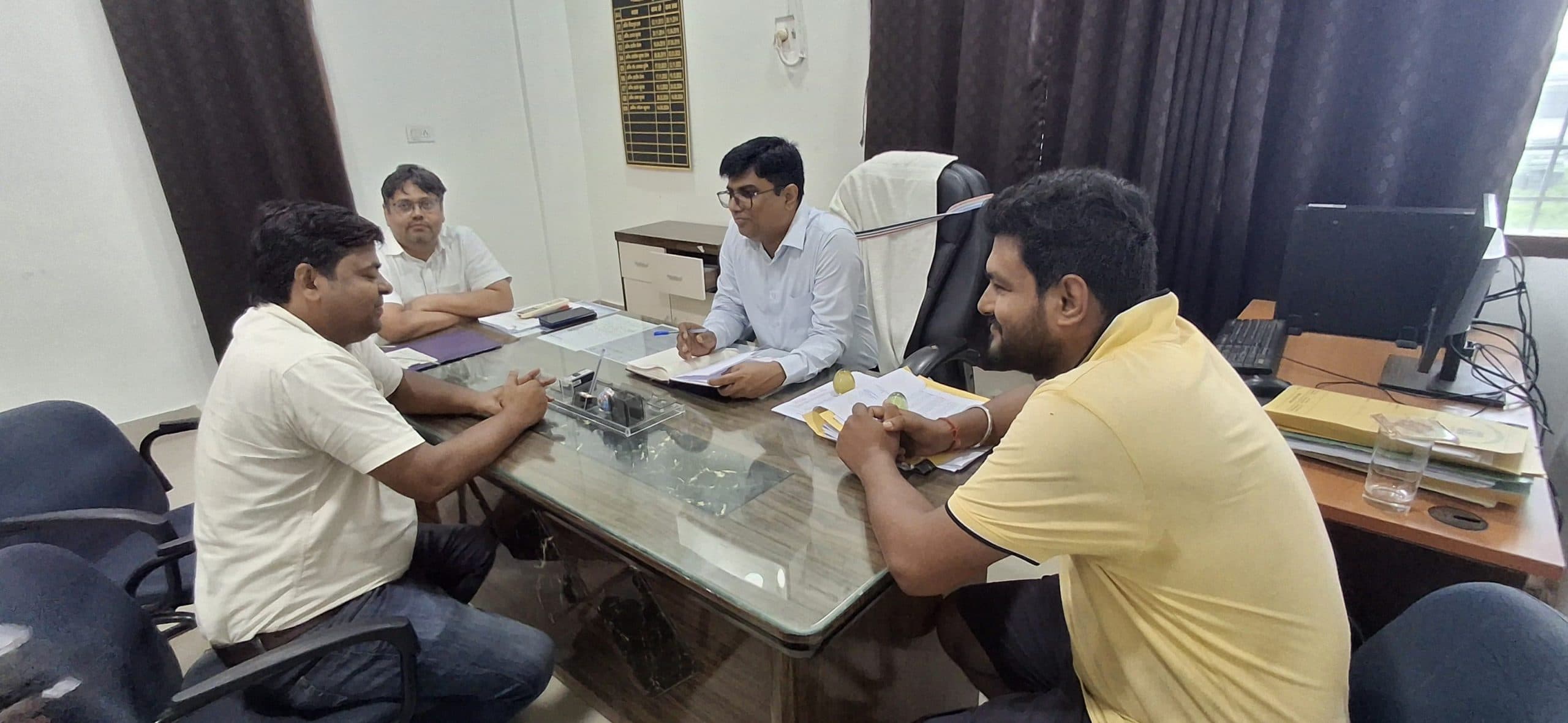 विद्युत कार्यपालक अभियंता से शिकायत