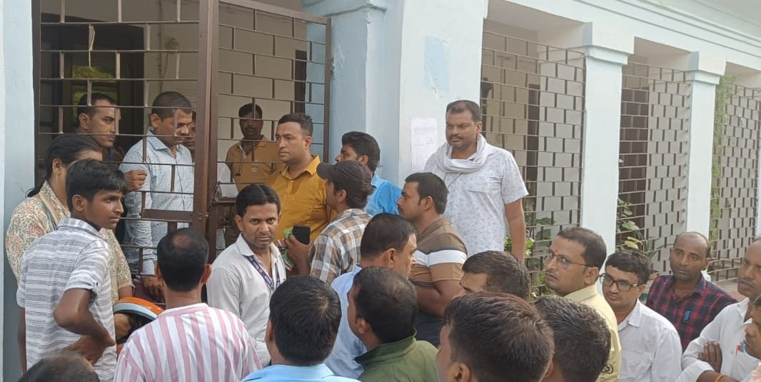 Motihari: मेडिकल के लिए नव नियुक्त प्रधानाध्यापकों ने किया हंगामा, सीएस ऑफिस बंद कर भागे कर्मी
