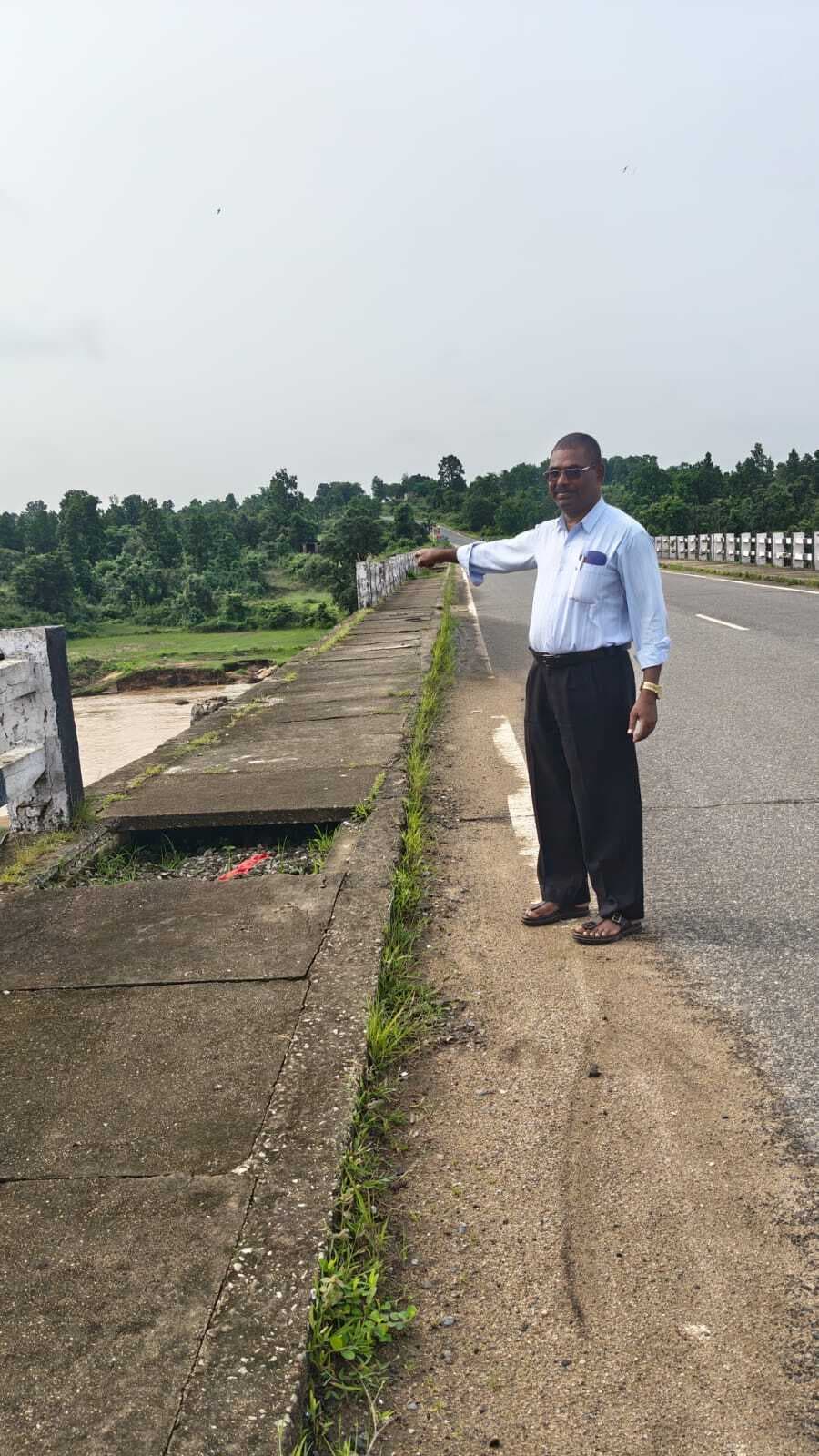 मैक्लुस्कीगंज व बालूमाथ को जोड़नेवाले दामोदर नद पुल का गार्डवॉल क्षतिग्रस्त