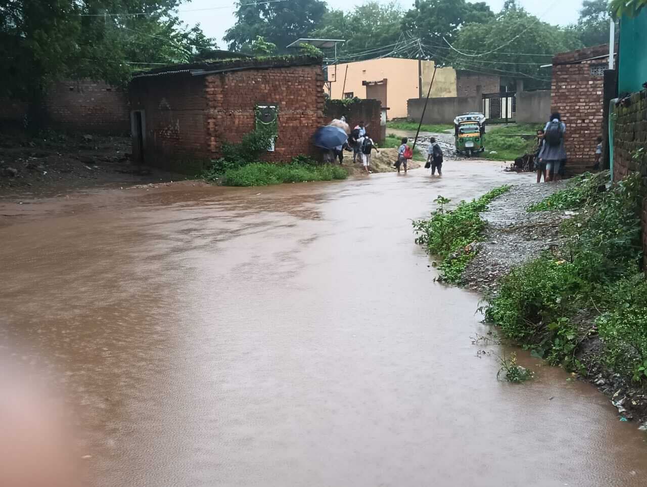 खलारी में भारी बारिश से बाढ़ जैसे हालात