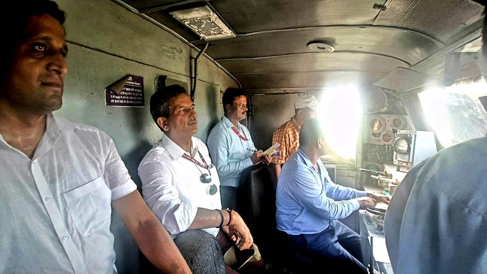 मंडल रेल प्रबंधक ने नवीनगर व अंकोरहा रनिंग रूम का किया निरीक्षण