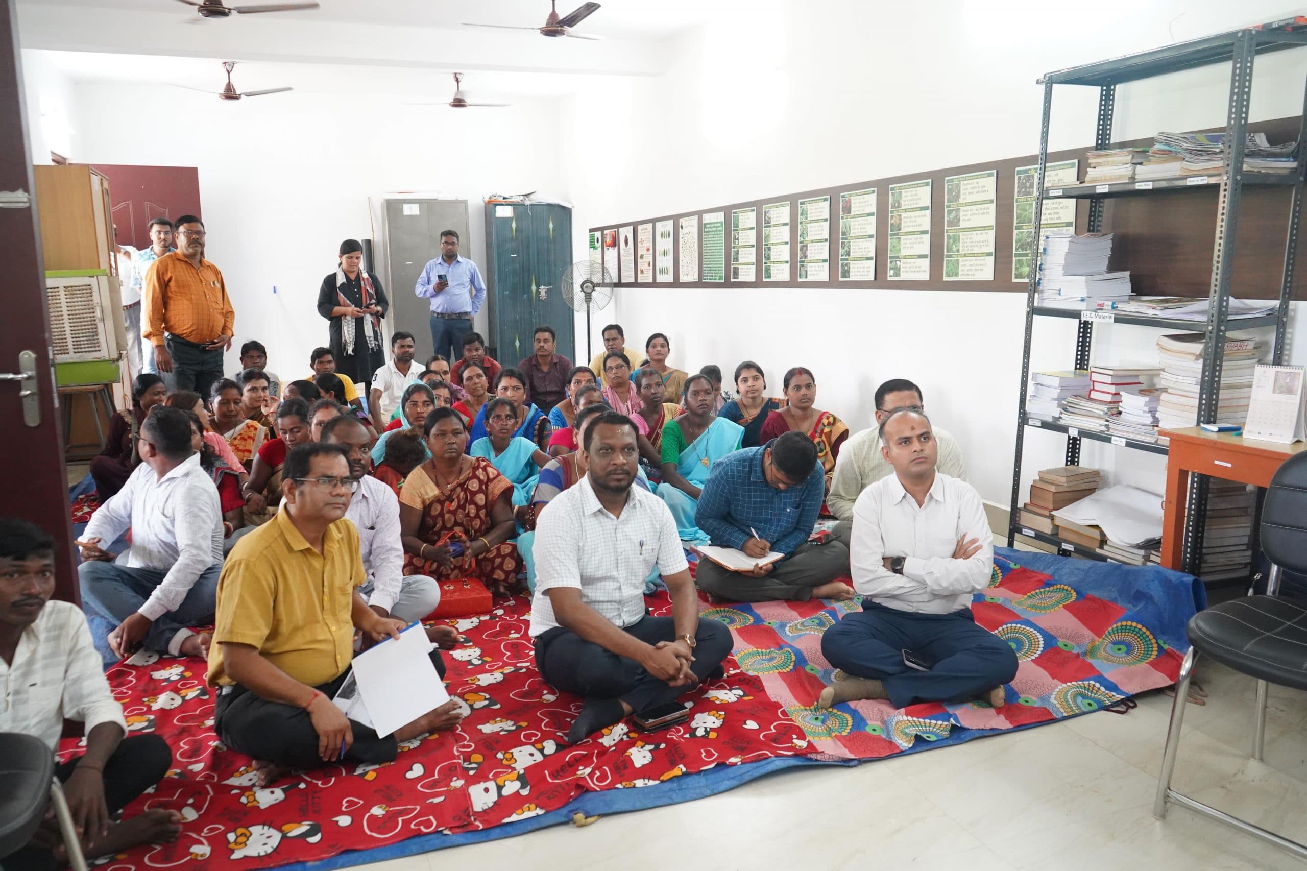 Jamshedpur news. महिलाओं, किसानों एवं युवाओं से संवाद कर बोले डीसी, आर्थिकोपार्जन की दृष्टि से गतिविधियों को विस्तार दें