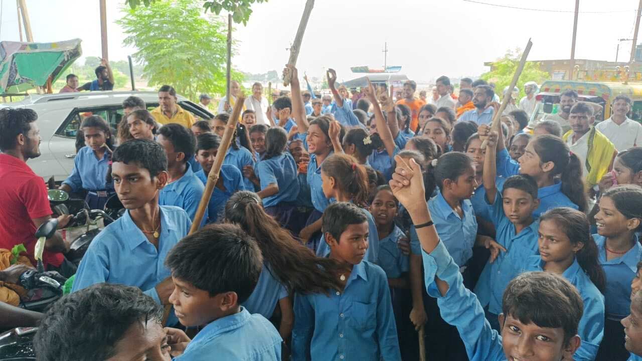 प्रधानाध्यापक के खिलाफ छात्र-छात्राओं ने सड़क पर उतर किया प्रदर्शन