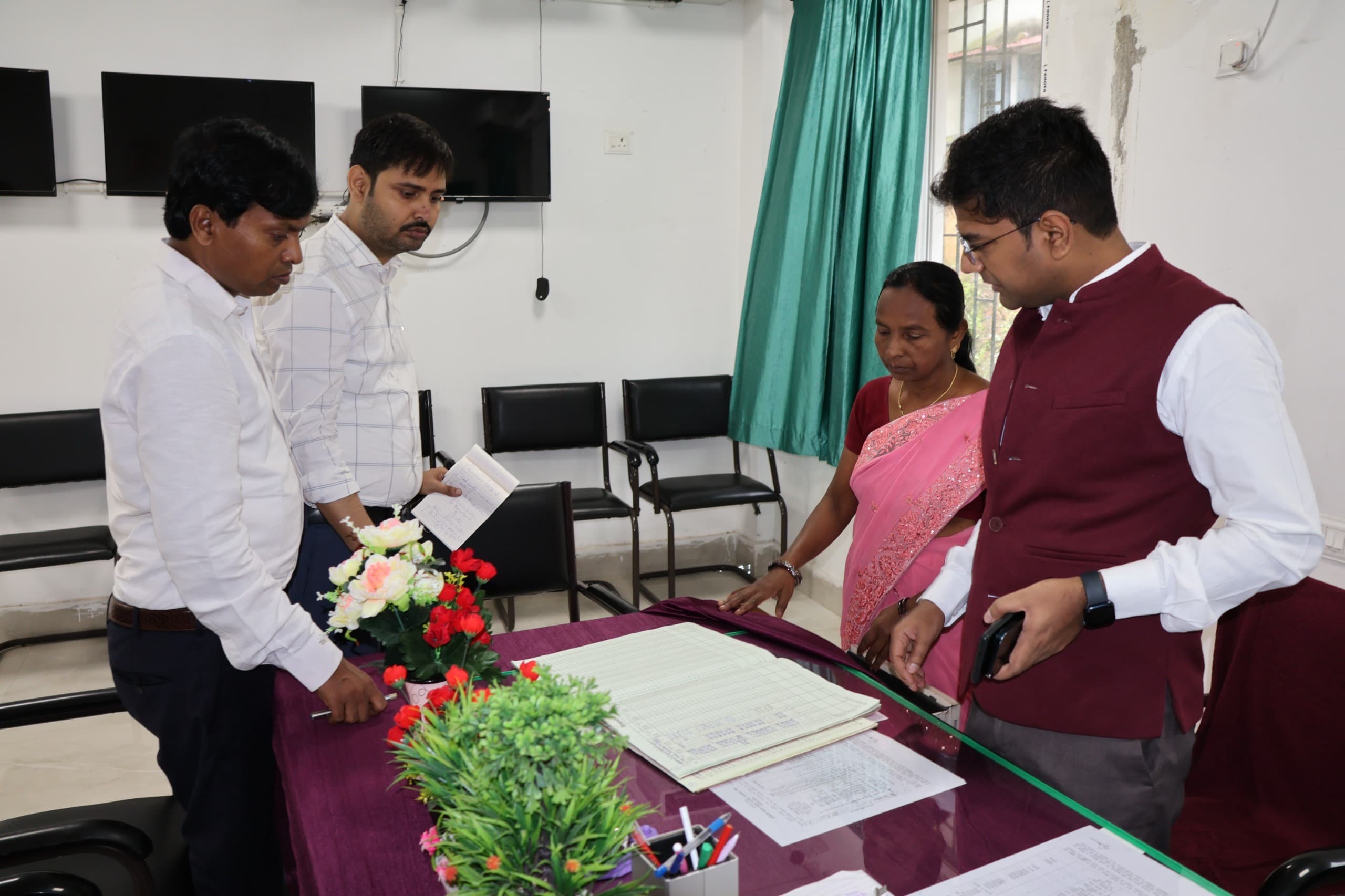 बालिका हाइस्कूल कड़हरबिल में दिखी कई गड़बड़ी, शोकॉज