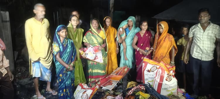 दुर्गापुर के अग्निपीड़ितों को विधायक ने दी राहत, जिला पार्षद ने बांटी