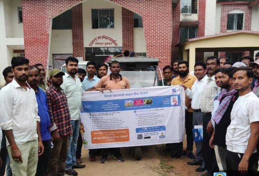फसल बीमा जागरुकता रथ को बीडीओ ने किया रवाना