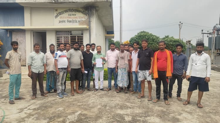 बिजली की लचर व्यवस्था के विरोध में प्रदर्शन