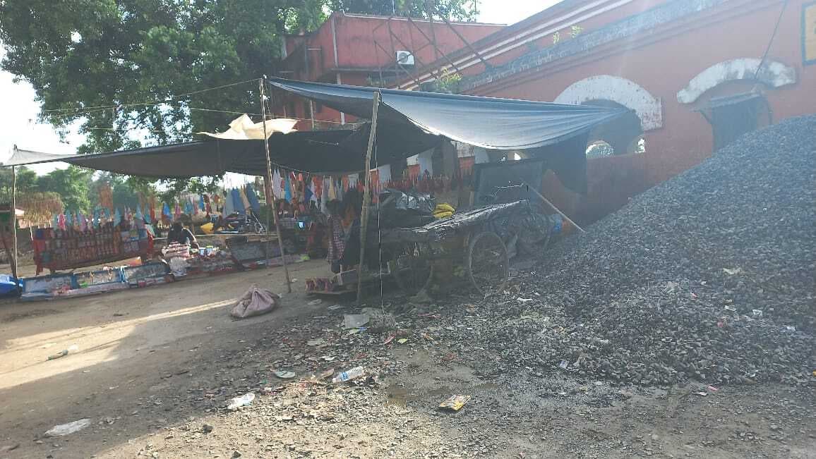 काढागोला रेलवे स्टेशन निकास पर सजती है दुकानें रेल यात्री को हो रही परेशानी