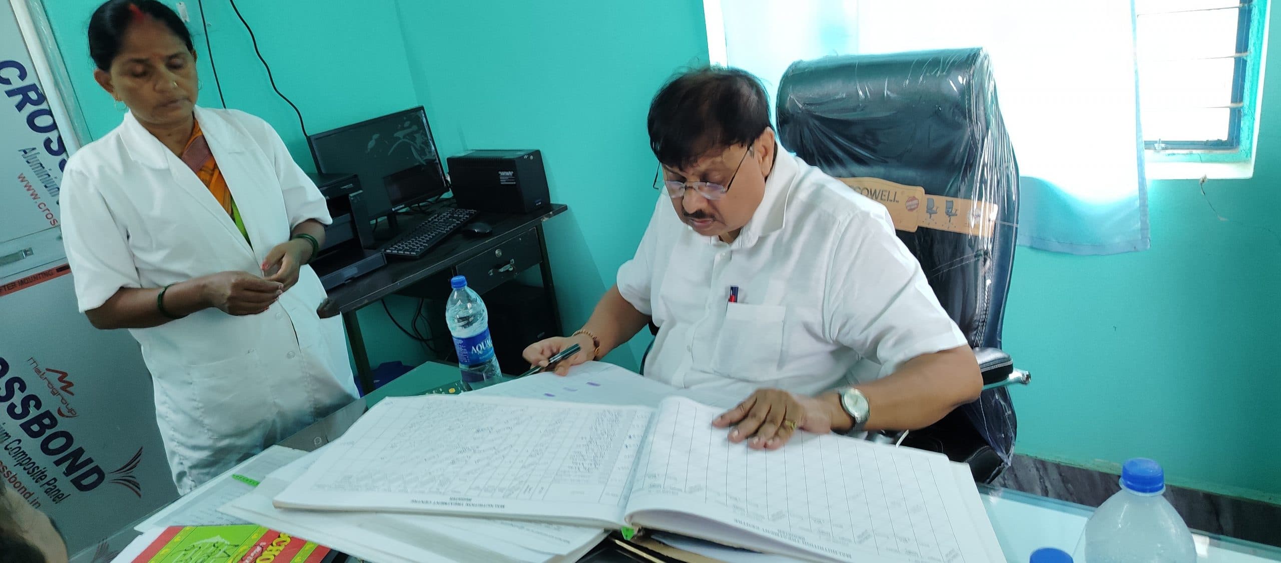 Dhanbad News : सीएचसी टुंडी में गंदगी देख भड़के सिविल सर्जन, दिये कई निर्देश