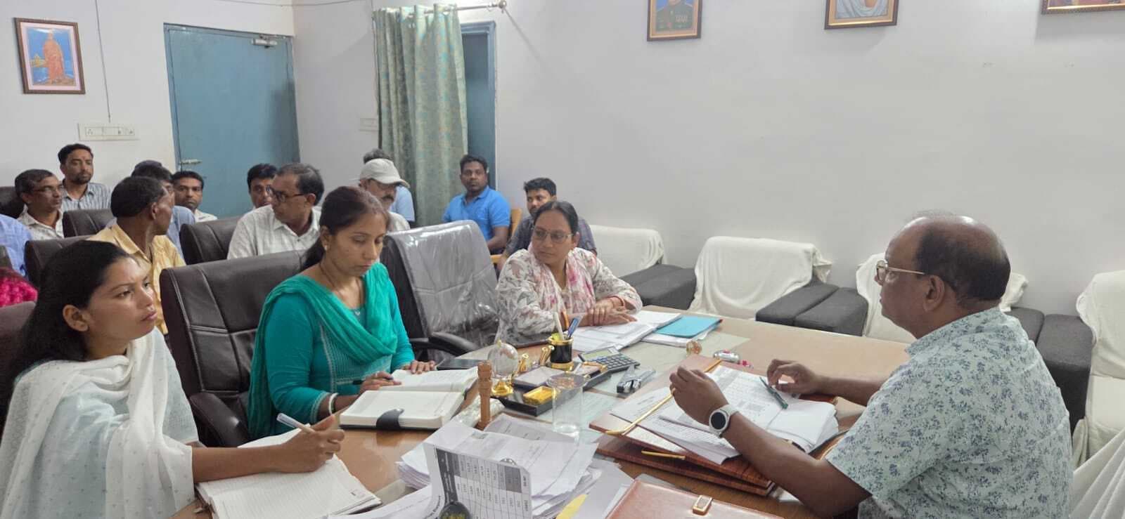 मनरेगा व आवास योजनाओं में तेजी लायें रोजगार सेवक : बीडीओ