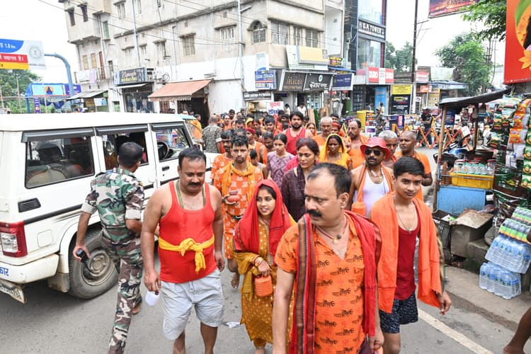 Deoghar News : 15 साल पहले चार दोस्तों ने शुरू की थी कांवर यात्रा, आज उनके दल में 300 लोग आते हैं साथ