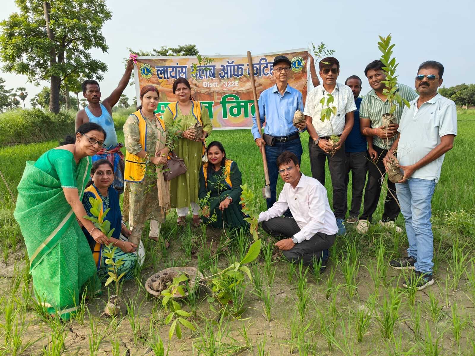 लायंस क्लब ने रामपुर में लगाये 100 पौधे, ग्रामीणों को पौधा लगाने के लिए किया जागरूक