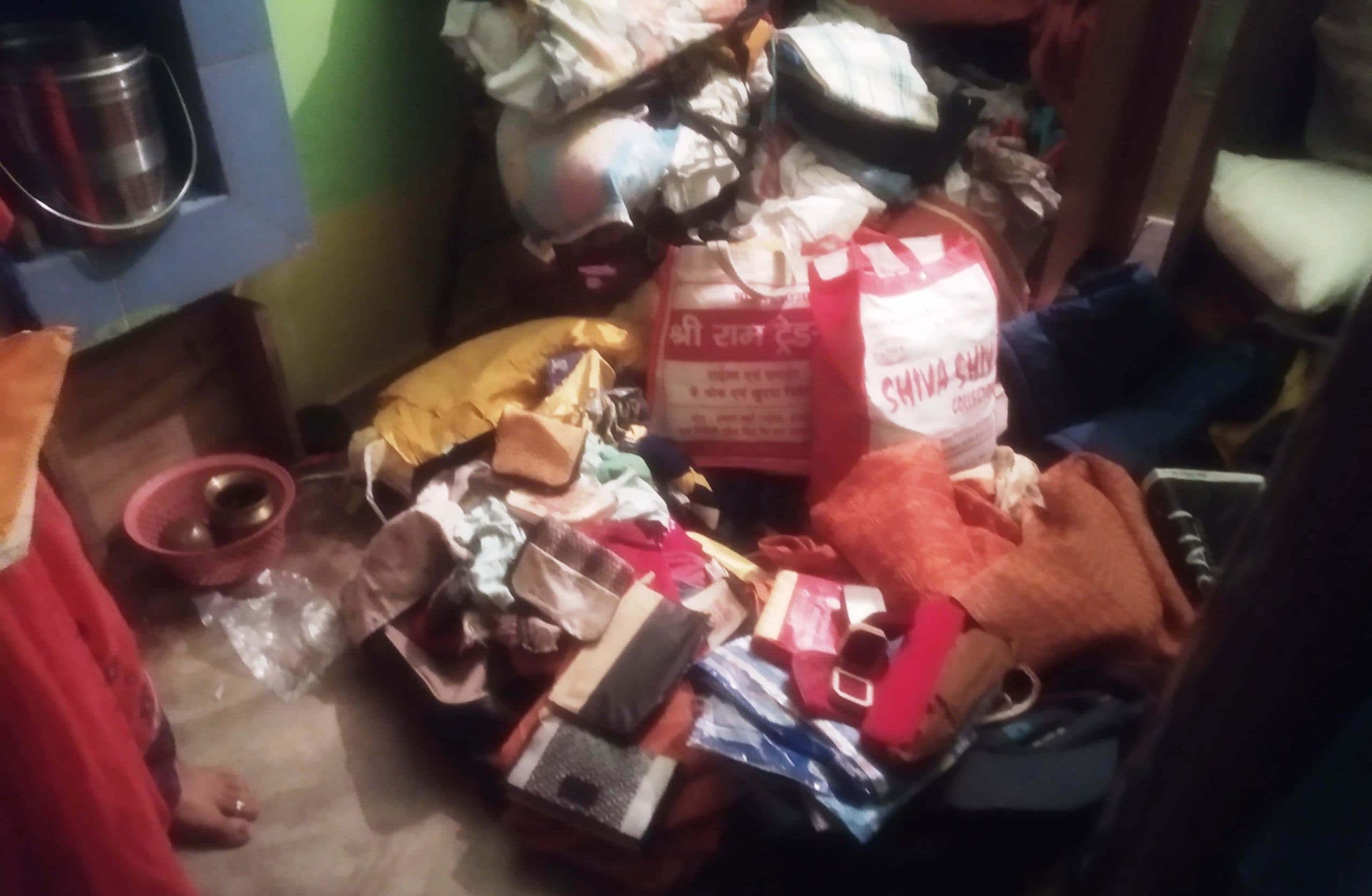 घर से नकदी व जेवरात सहित पांच लाख की संपत्ति चोरी