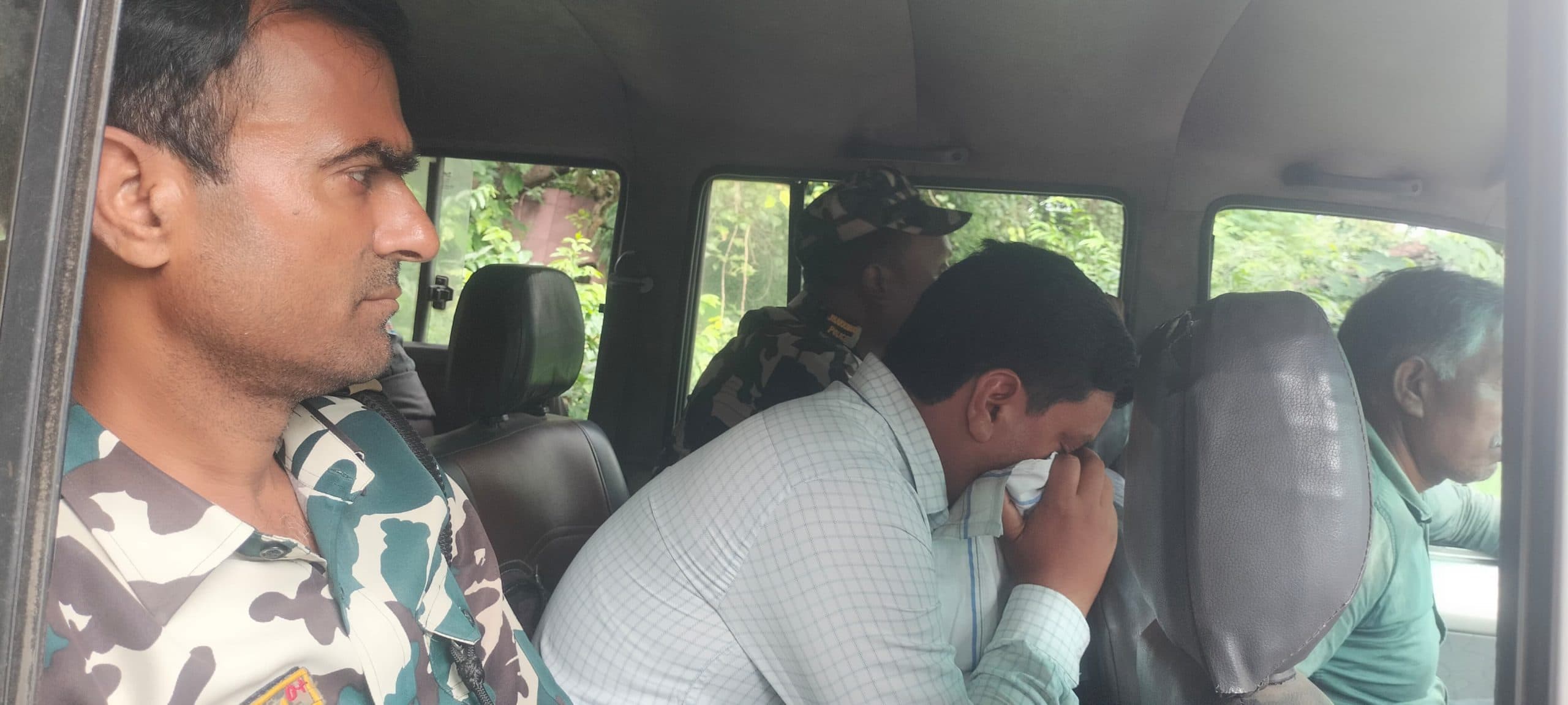 कागजात पर हस्ताक्षर के नाम पर तो कोई प्राथमिकी से नाम हटाने में घूस लेते पकड़े गये