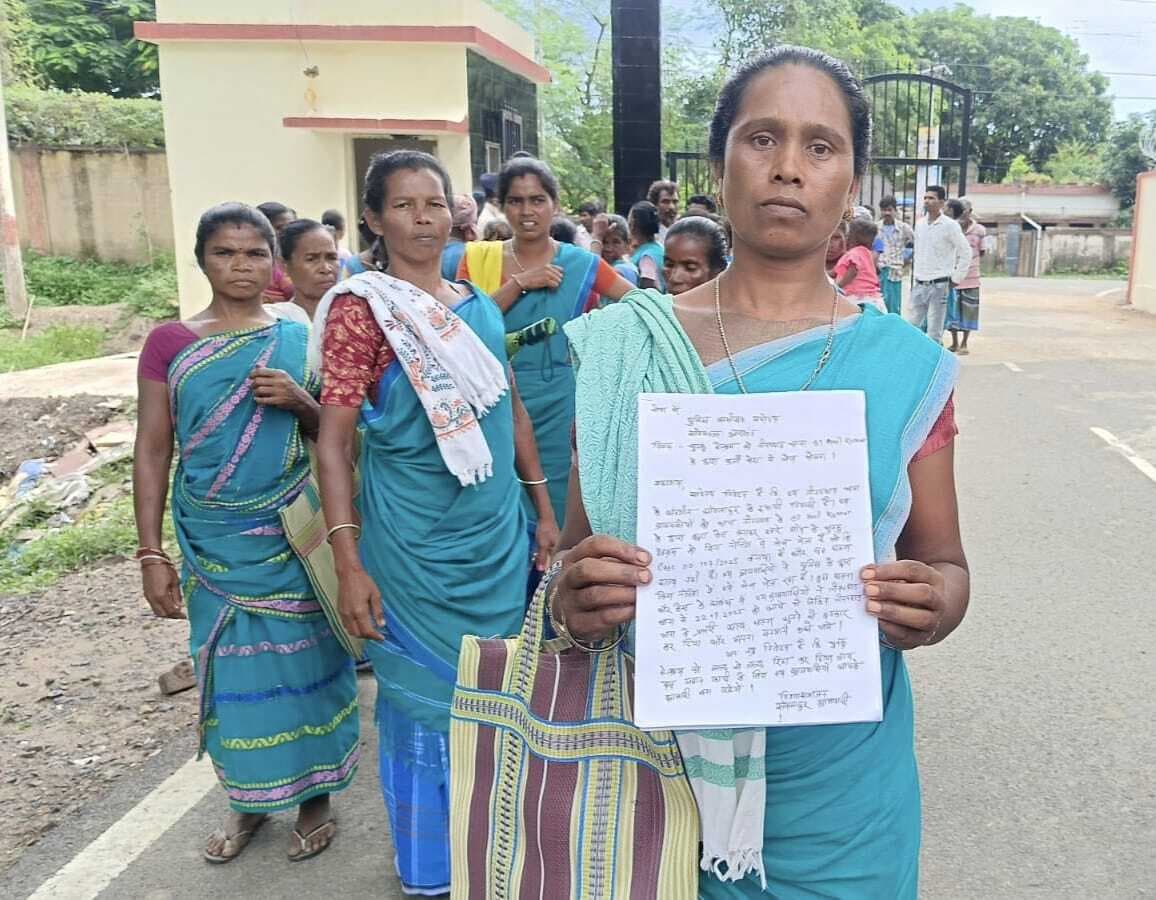 एसआइ के खिलाफ एसपी कार्यालय पहुंचे सैकड़ों ग्रामीण