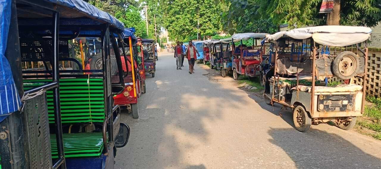 सोमवार से इ-रिक्शा व टोटो चालक करेंगे हड़ताल