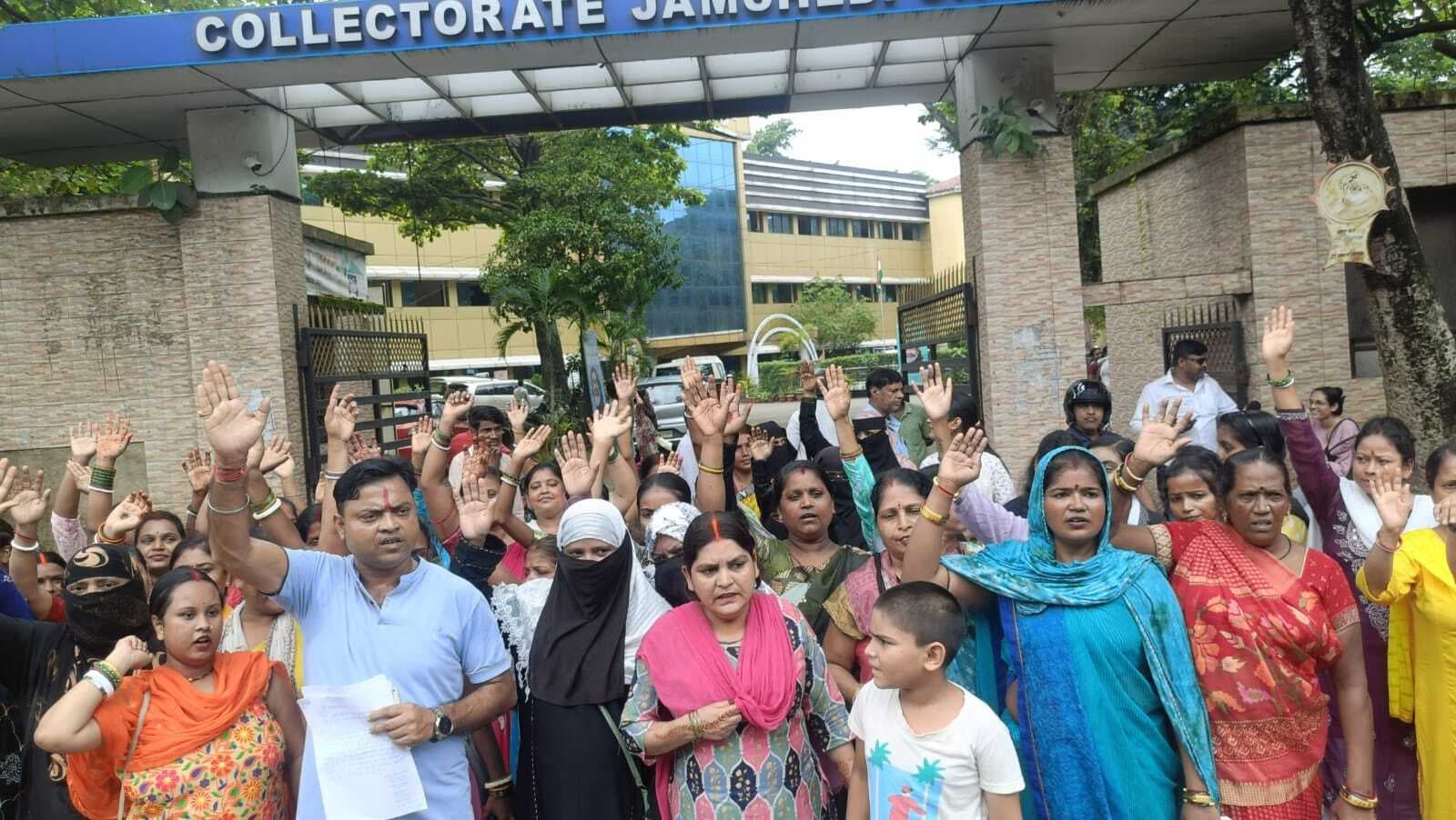 Jamshedpur news. मंईयां सम्मान योजना की राशि नहीं मिलने पर महिलाएं डीसी कार्यालय पहुंचीं, प्रदर्शन किया