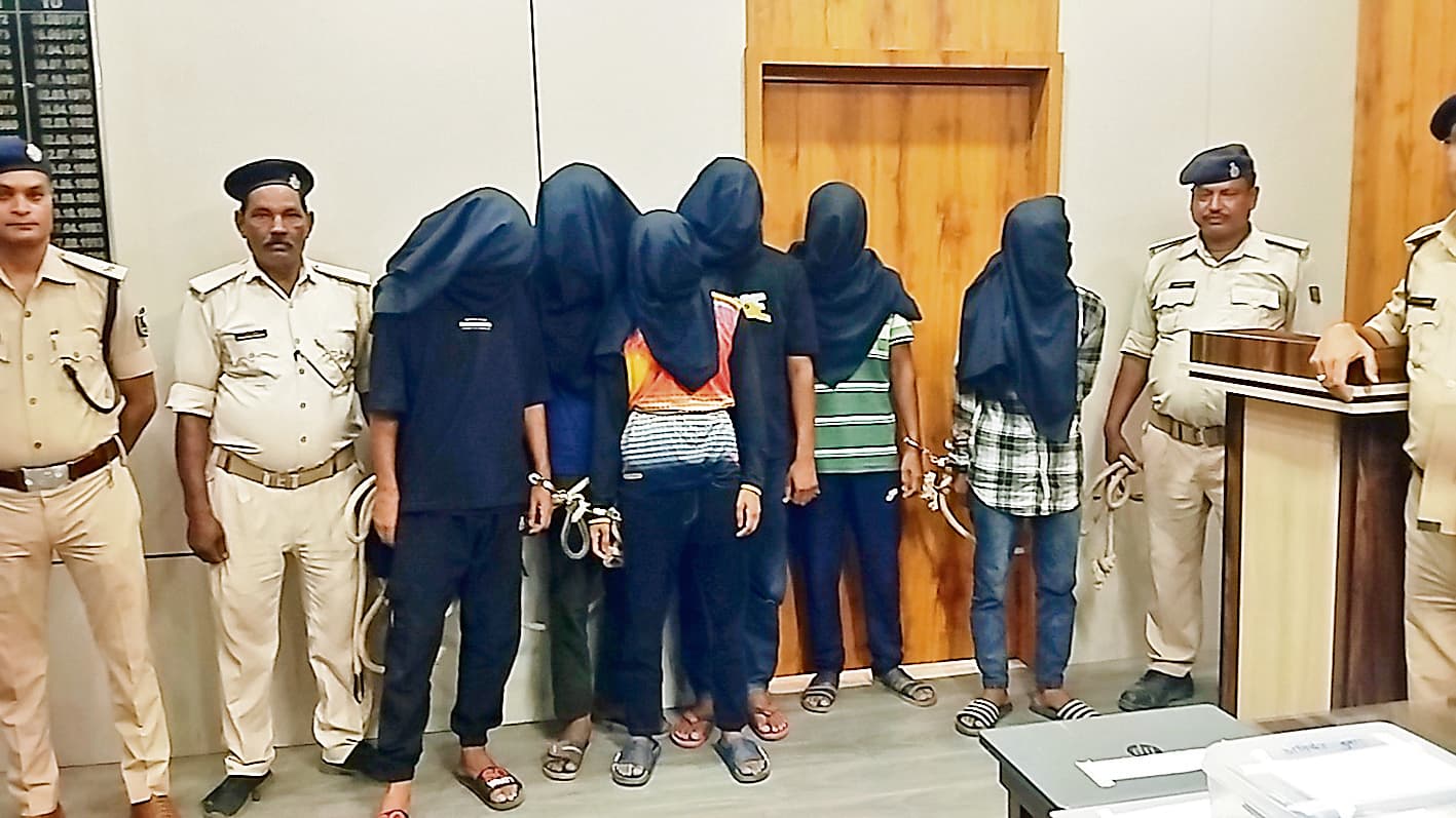 Siwan News : साइबर ठग गिरोह का भंडाफोड़, छह गिरफ्तार, लाखों की सामग्री बरामद