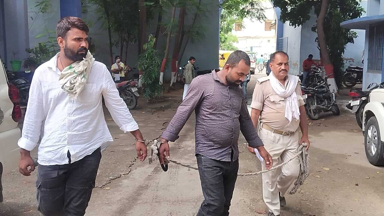 भभुआ में शराब तस्करी करते धराया बिहार पुलिस का सिपाही