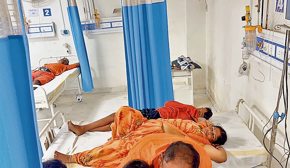 Siwan News : कांवरियाें से भरा पिकअप पलटा, 15 घायल, सदर अस्पताल में भर्ती