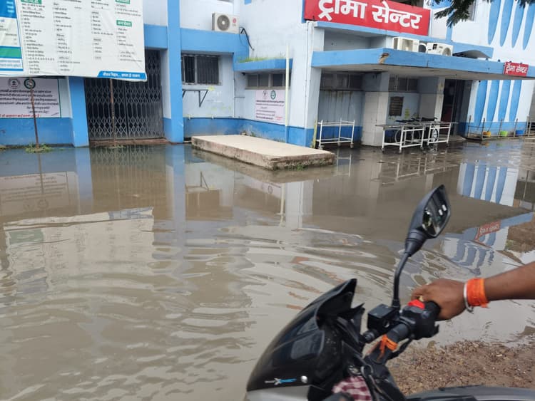 Kaimur News : नाला निर्माण को लेकर रोका गया पानी अस्पताल में घुसा