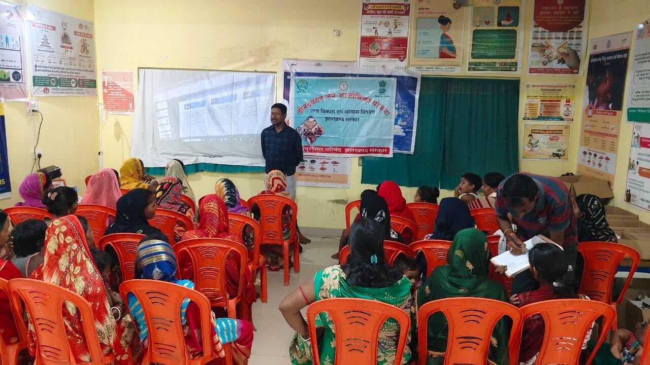 Deoghar news : समूह से जुड़कर हजारों महिलाएं कर रहीं हैं स्वरोजगार, मिल रहा अनुदान व ऋण